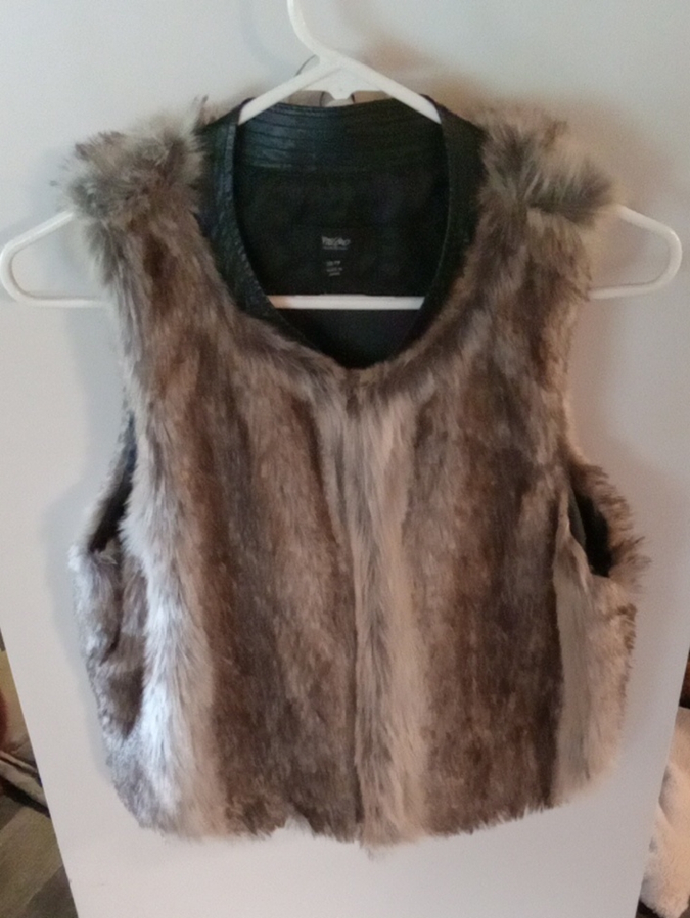 (136) Mossimo, Faux Fur Vest in Shades Of Brown